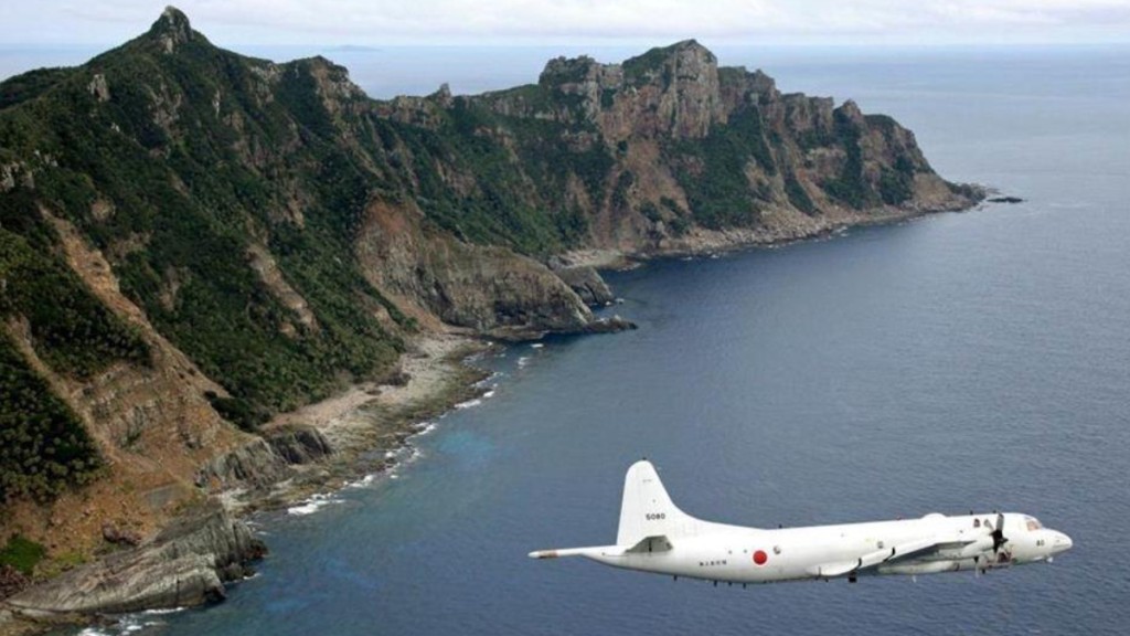 日媒报道指，日本自衞队的飞机，遭中国海警用无线电警告离开钓鱼岛。美联社