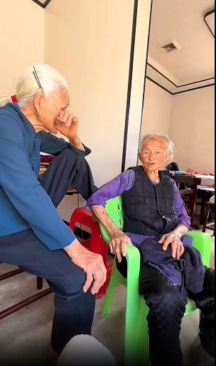 陈老太91岁女儿哭诉受到委屈的短片在网上爆红。抖音