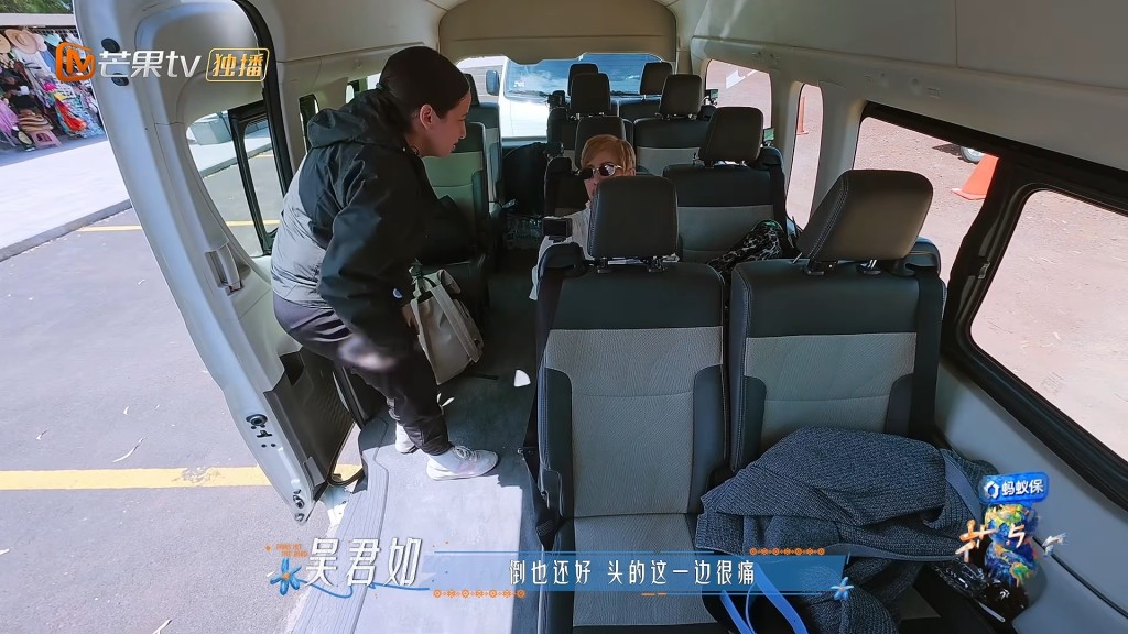 當地醫護人員迅速登上旅遊巴進行緊急檢查，吳君如詳細描述自己頭部單側劇烈抽痛的狀況。