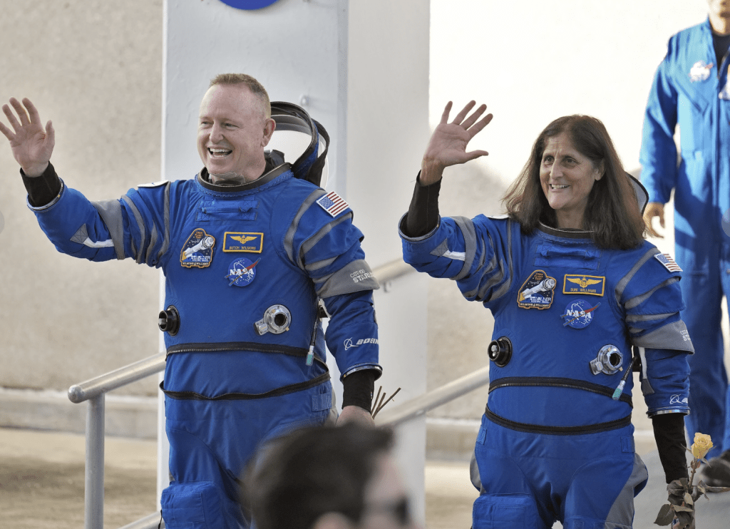 星際航線首2名太空人是來自美國太空總署的布奇威爾莫爾 (Butch Wilmore) 和蘇尼威廉斯 (Suni Williams) ，他們預計飛行25 小時，於週四抵達國際太空站。美聯社