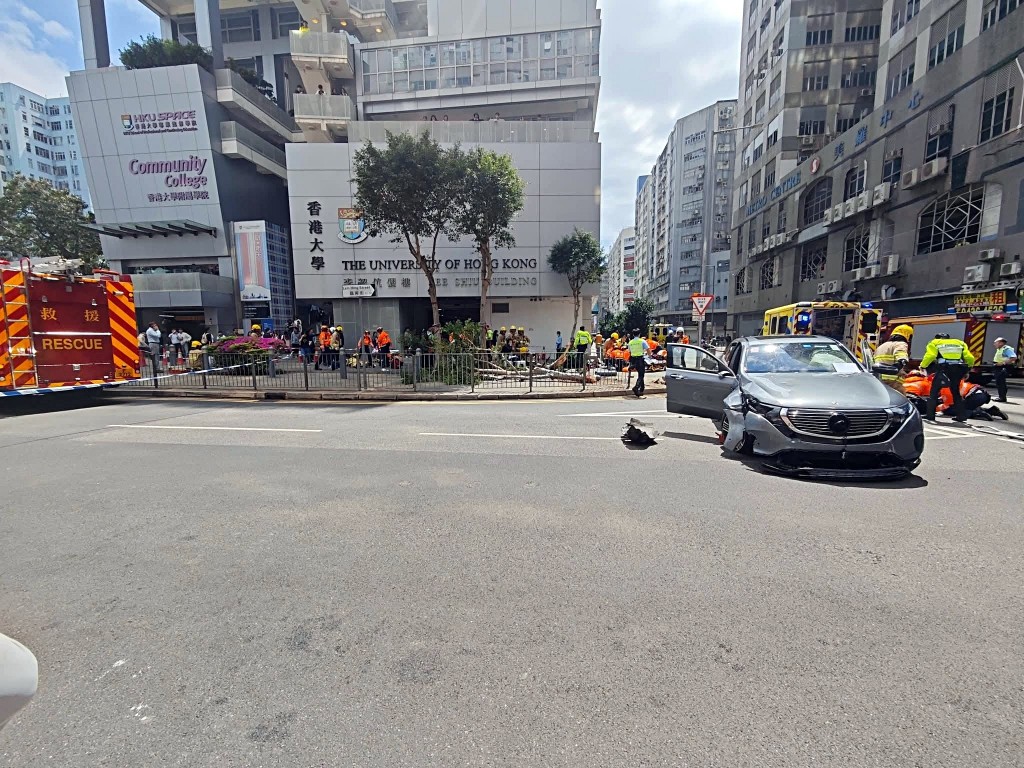 肇事私家車停在路中。網圖 肇事私家車停在路中。網圖