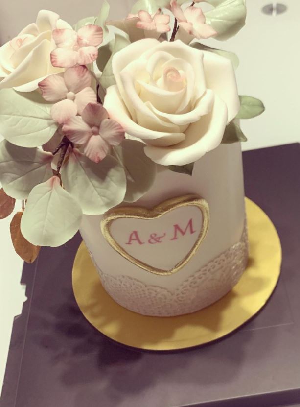 5周年結婚紀念的蛋糕上，有兩人英文名的第一個字母。
