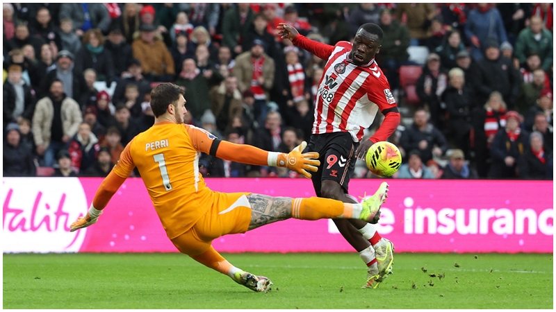 波貝比（右）的強項是勤力跑動。REUTERS