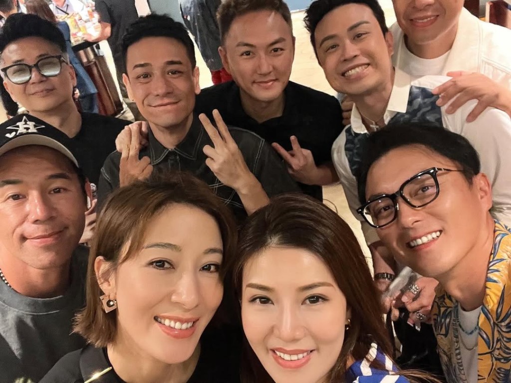 齊齊在後台影大合照。 齊齊在後台影大合照。