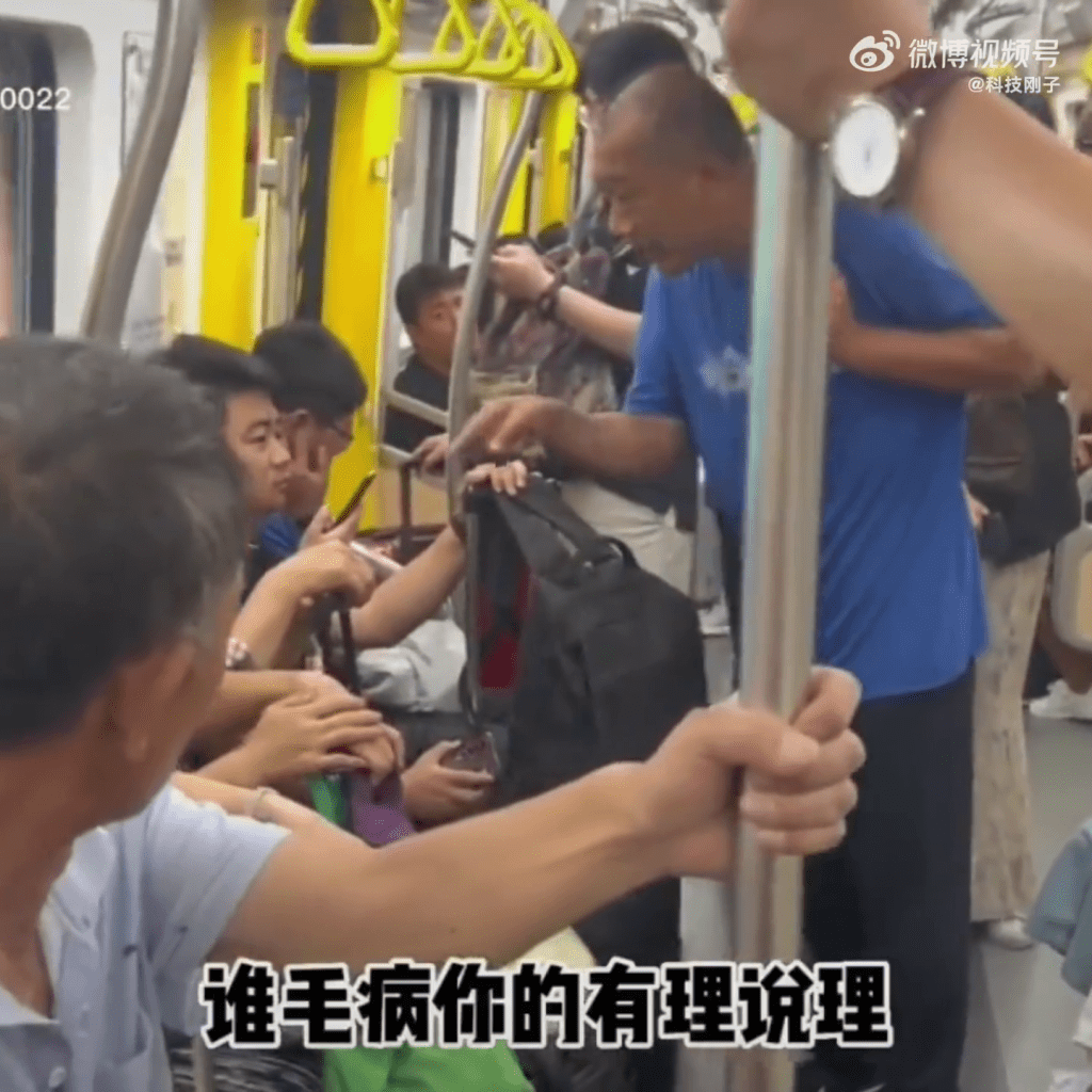 藍衫的大爺因護妻佔位，與女乘客起爭執。