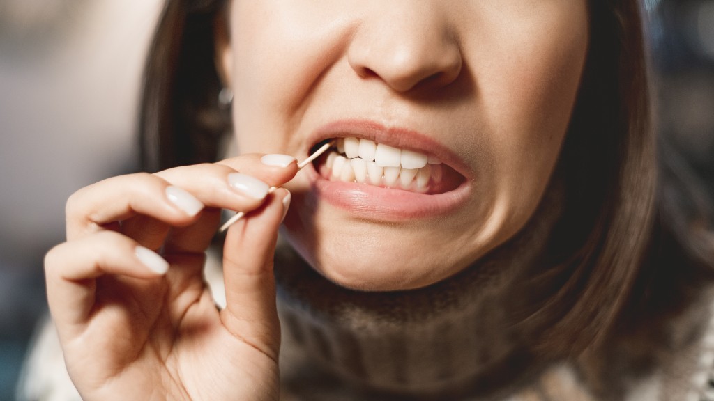 食物卡牙縫用牙籤有風險？恐傷牙齦致牙縫變大 必學正確處理3步驟