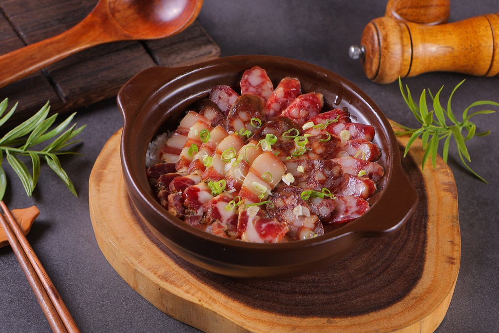 美麗小廚的煲仔飯特別獲米芝蓮評審點名大讚，飯底選用乾爽分明的五常米，加入自家煉製的豬油，令飯粒裹上誘人脂香。