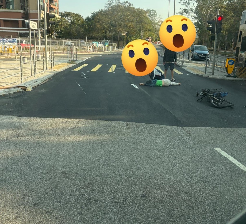 女子被撞後昏迷倒地。fb：車cam L（香港群組）