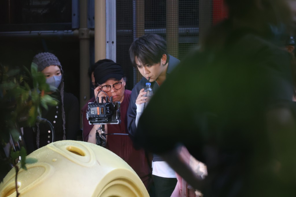 姜濤細心睇Playback。