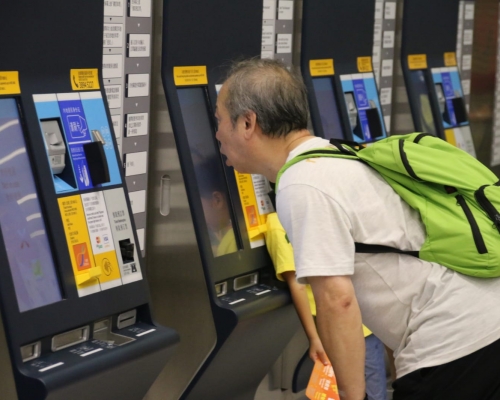 港鐵重申身處内地口岸區或香港段列車不會傳送資料到内地。資料圖片