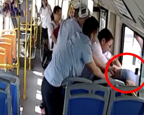 乘客們合力制服企圖跳窗逃走的色狼。(網圖)