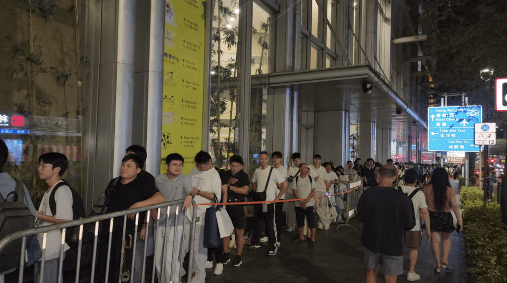 不少旅客攜同背囊、購物袋及行李箱，沿着標示「往皇崗」的指示牌排隊。黎志偉攝