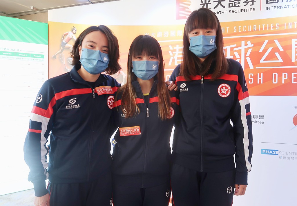 湯芷穎（左）把自己的香港公開賽經驗與持外卡參賽的師妹鄭雅晴（中）及馮靖晞分享。陸永鴻攝