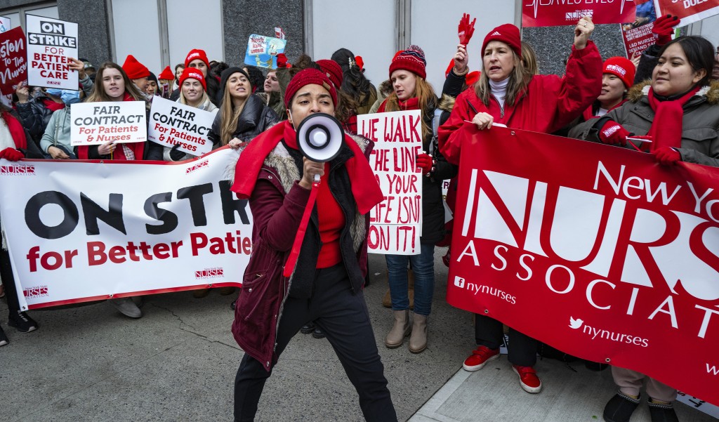 谈判破裂后，护士们在纽约曼哈顿区的西奈山医院前举行罢工。AP