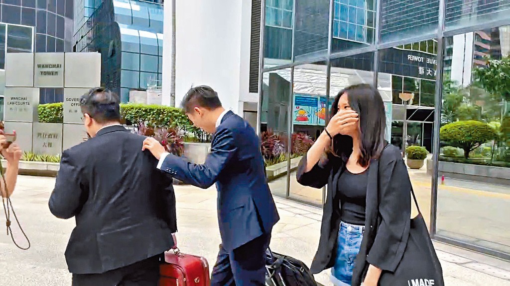 答辯方反對延長禁制令，指原告方未能證明不當處置資產的風險。圖右為答辯人之一的陳穎茵。
