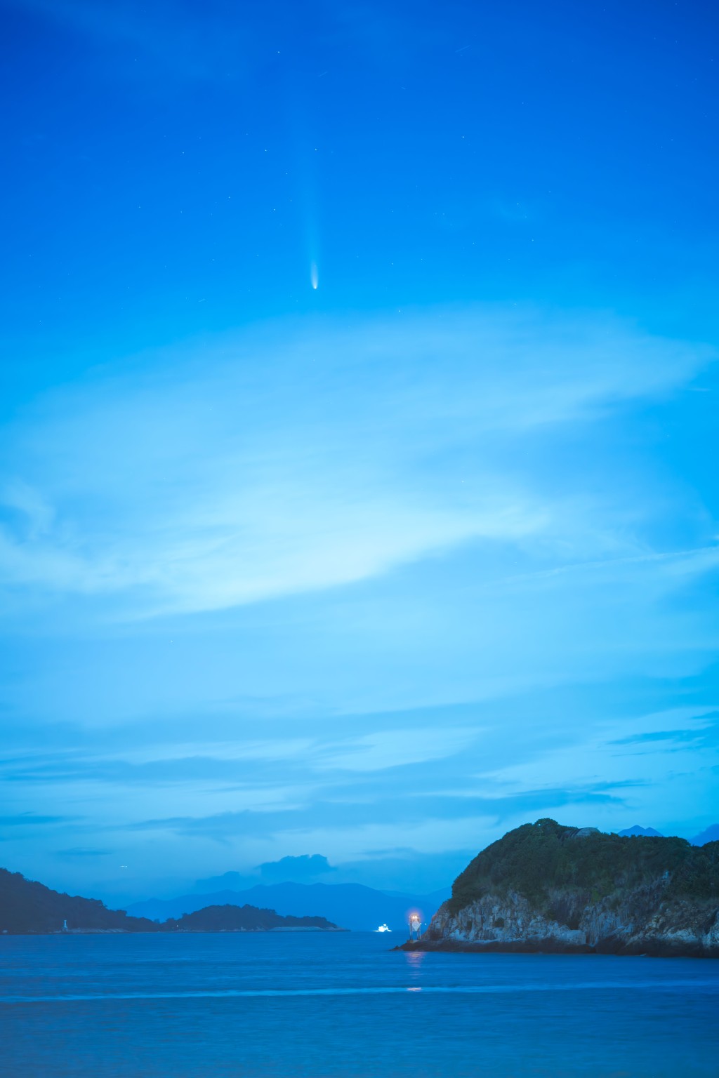 昨日雲層較厚，難以用肉眼觀看彗星。蘇正謙攝