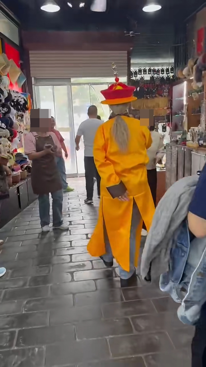 鄭欣宜皇帝出巡。