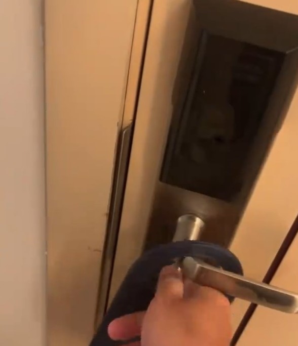 莫先生反映房锁未能上锁。 莫先生反映房锁未能上锁。