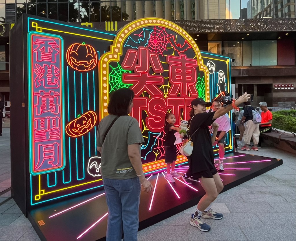 現場設有打卡點,攤位更一度出現人龍。 現場設有打卡點,攤位更一度出現人龍。