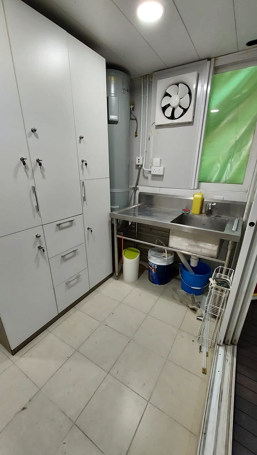 廚房則放有一個大櫃。網上圖片