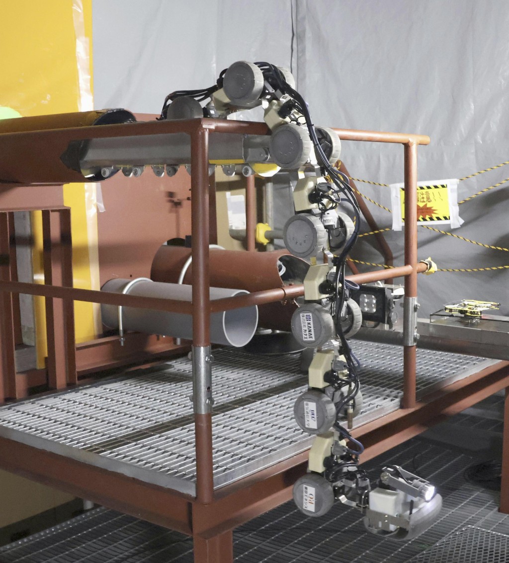 福岛县楢叶町研究设施展示小型无人机和蛇型机器人。美联社