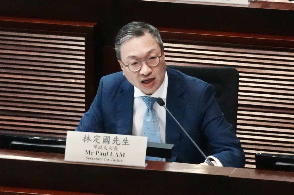 律政司司长林定国明日(23日)将率领一个约40人的跨专业代表团,前往新疆、哈萨克斯坦和乌兹别克斯坦展开访问行程。 律政司司长林定国明日(23日)将率领一个约40人的跨专业代表团,前往新疆、哈萨克斯坦和乌兹别克斯坦展开访问行程。