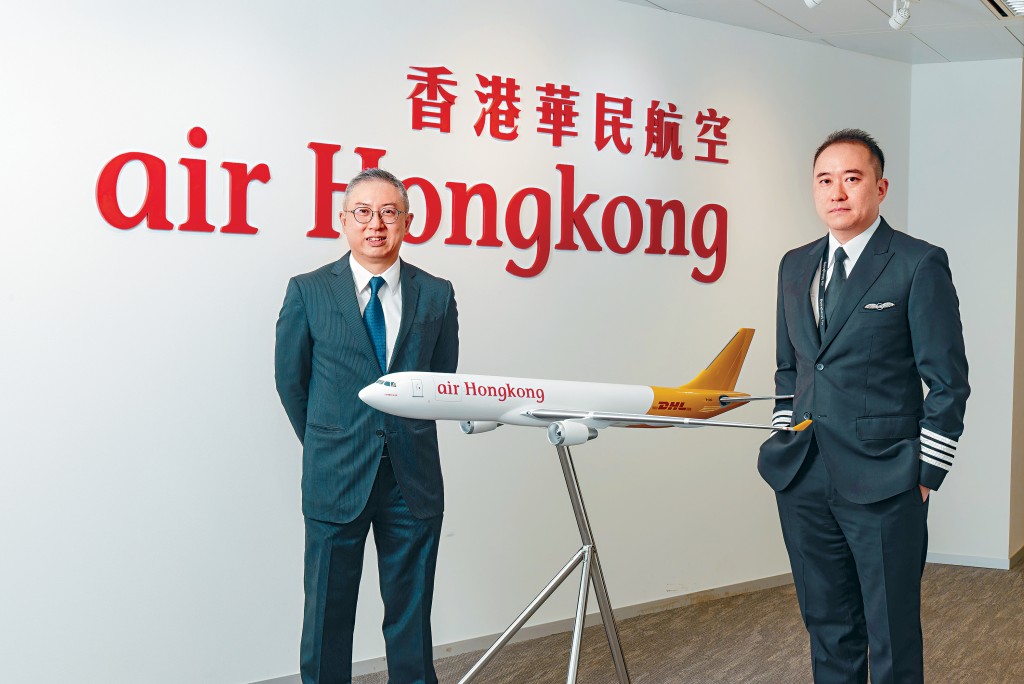 香港華民航空總裁戴子超(左)及香港華民航空副首席機長張嘉銘(右)一同回顧A300F貨機對香港航空業曾作出的重要貢獻。