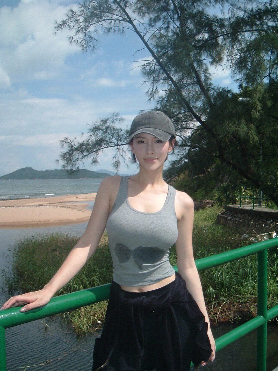 突顯豐滿身材。 突顯豐滿身材。