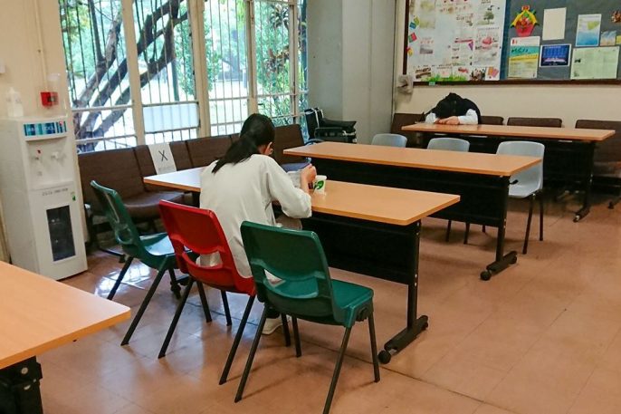 為免感染，有醫護於職員休息室獨自進食外賣午餐 。