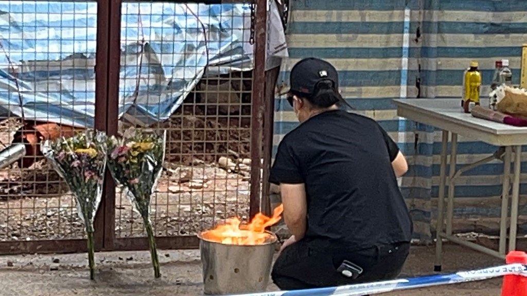 死者家屬在場拜祭。蔡楚輝攝 死者家屬在場拜祭。蔡楚輝攝