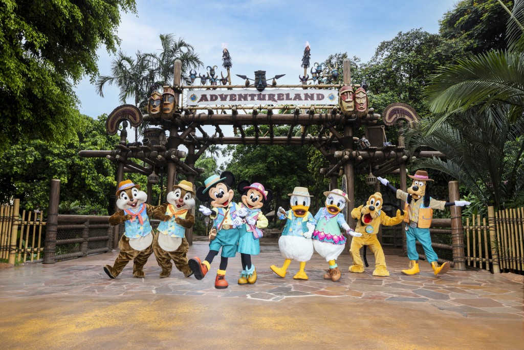 迪士尼樂園夏日主題活動：穿上全新探險主題服飾的米奇與高飛