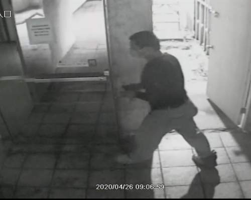 建築工人被拍攝到進入起火的儲藏室。網上圖片