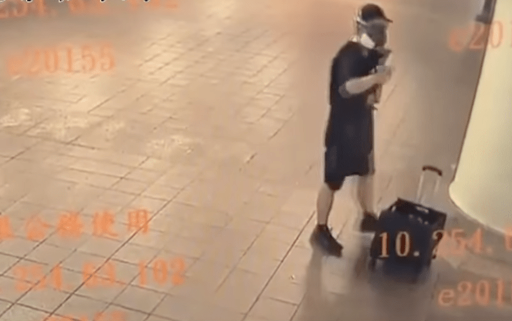 鄰居說張文小時候很乖巧。