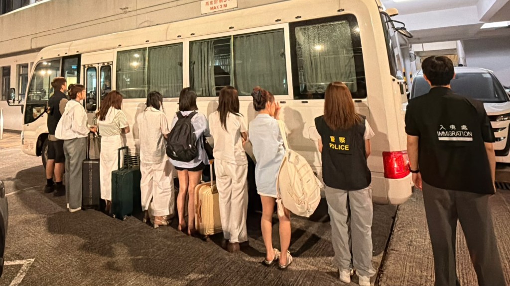 警联同入境处荃湾执法 10内地女涉违反逗留条件被捕。警方提供