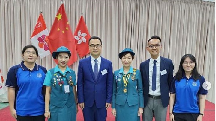 入境處委任青少年領保宣傳大使,於暑假期間向市民講解外遊安全資訊。入境處圖片