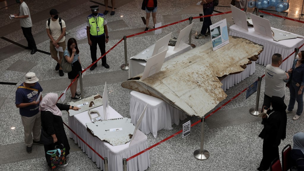 MH370纪念活动展示据信是MH370的残骸。 路透社