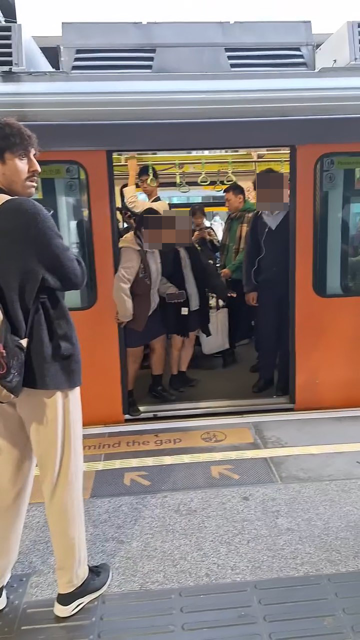 有女學生於一列輕鐵上用手阻擋車門關上並大叫「come in」，有人更伸腳頂住車門拖延時間。threads@random_tree_sleeping影片截圖