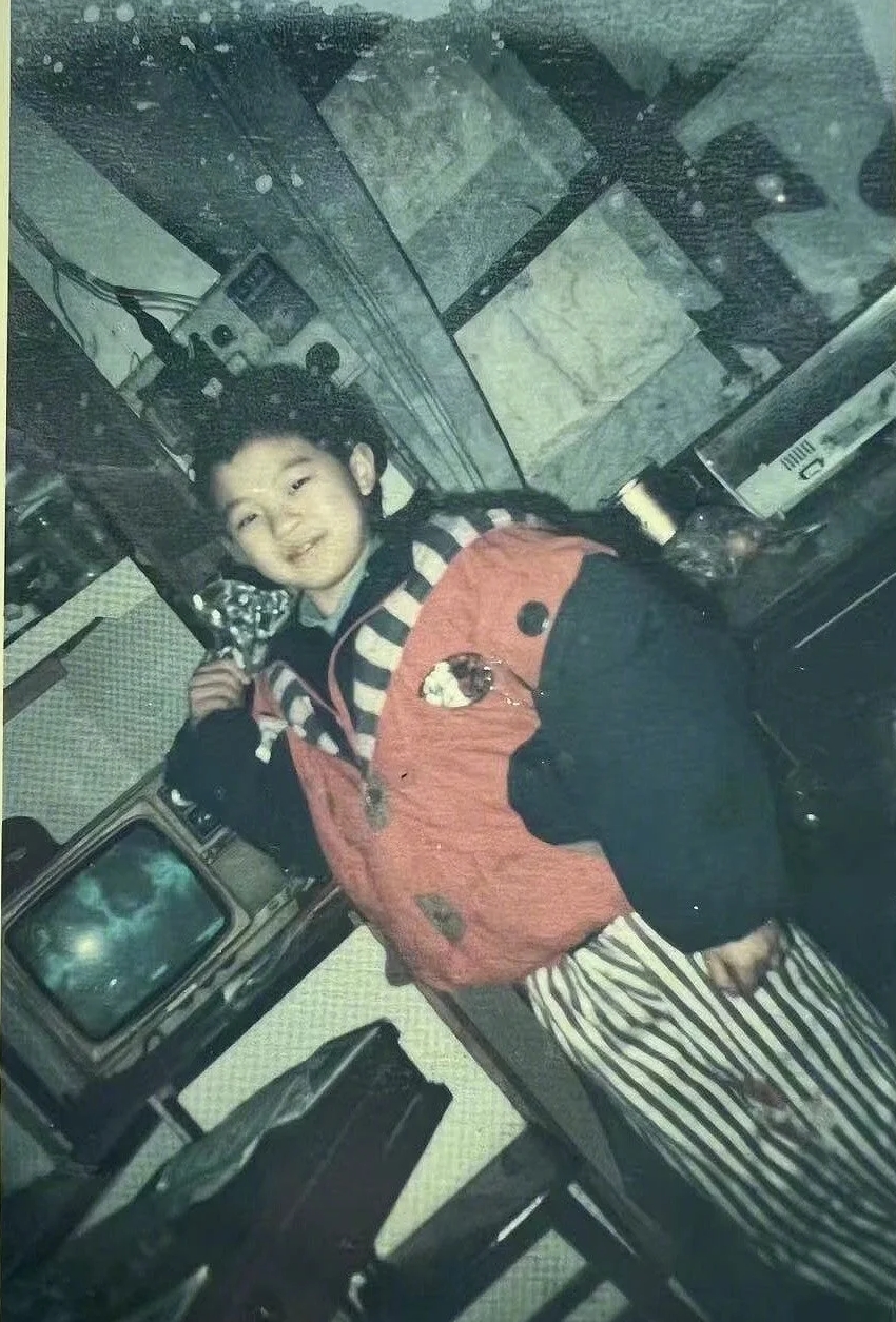 吳姓老闆娘兒子黃俠小時候。