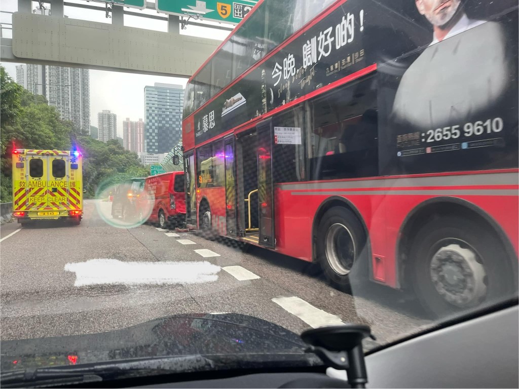 屯門公路5車相撞。fb馬路的事 (即時交通資訊台)圖片