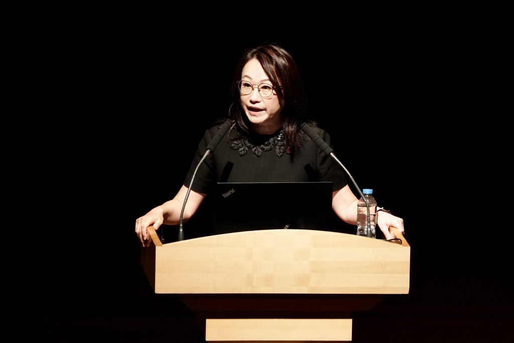 男拔附小校長何建儀指家長「管接管送」，有同學組成「港鐵旅行團」乘搭交通工具。