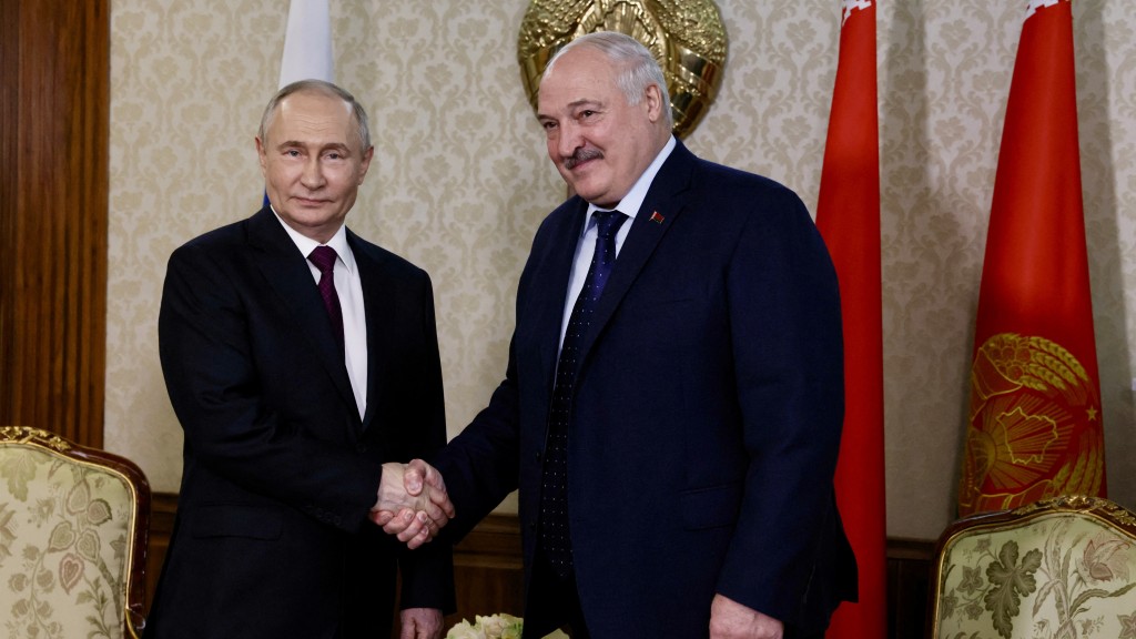 普京與盧卡申科（右）握手。 路透社