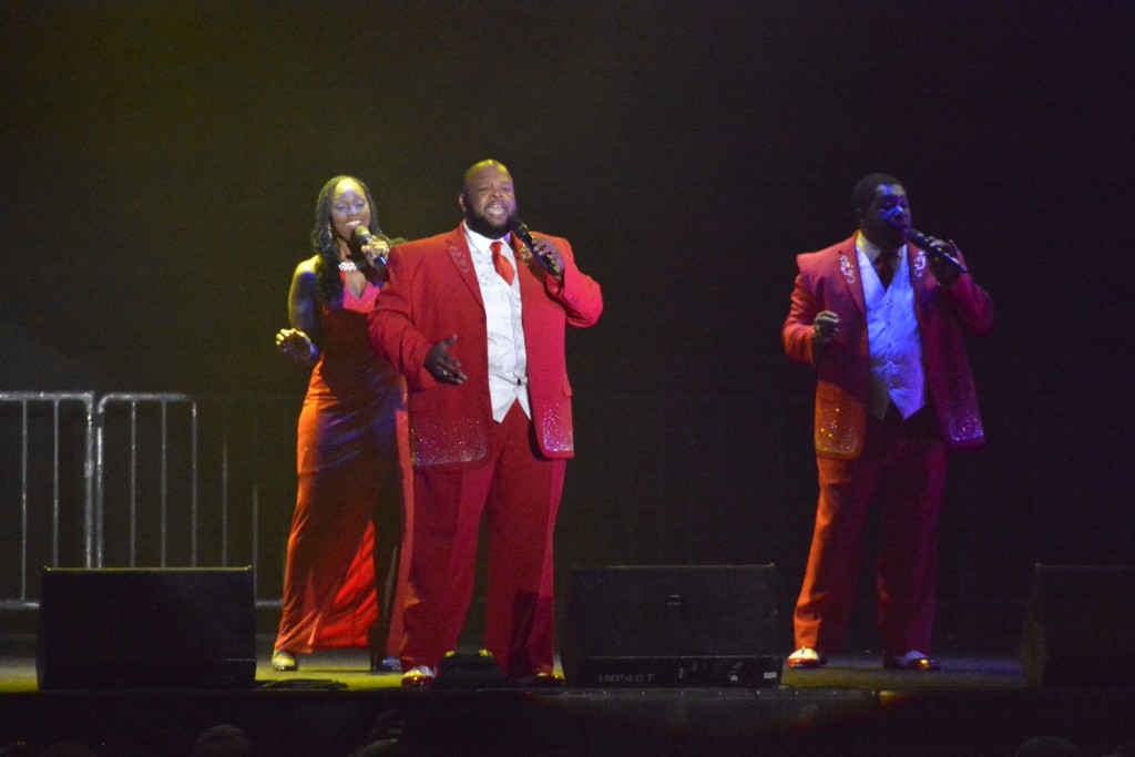 扮出啜咀表情大搞氣氛。