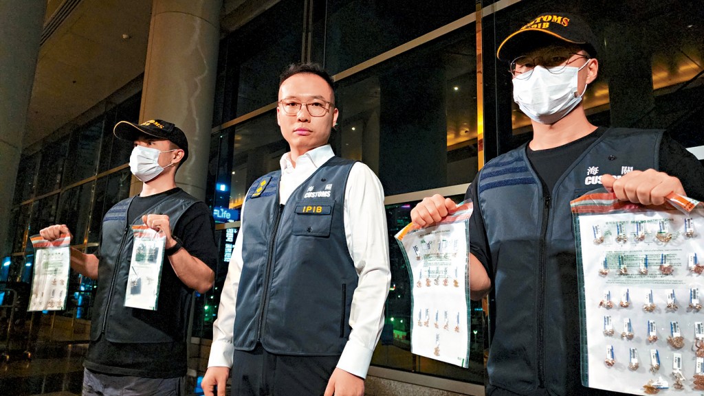 海關版權及商標調查科調查主任何高節講述執法行動經過。