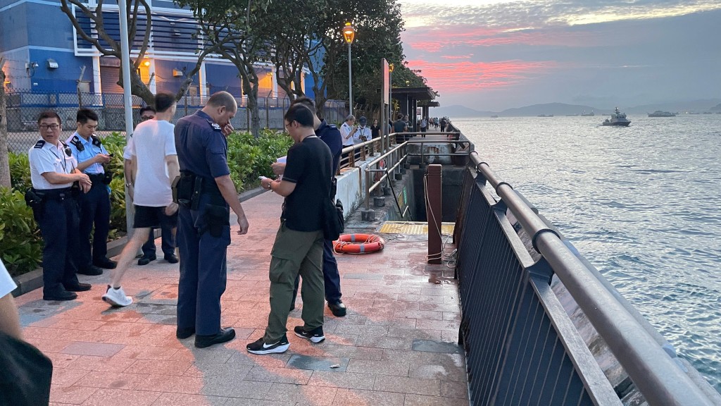 西營盤中山公園失常男墮海 消防趕至救起