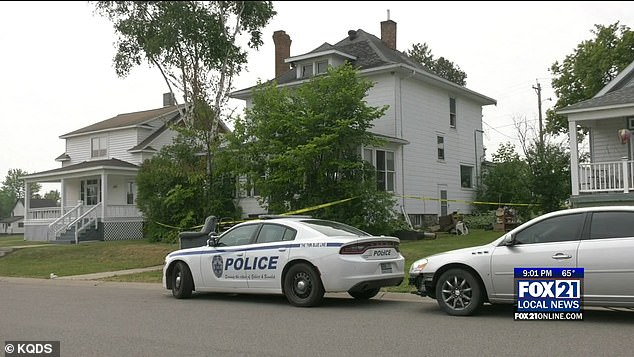 警方到涉事房子调查。
