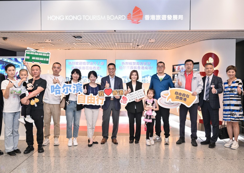 楊潤雄到旅發局位於機場的旅客諮詢中心迎接來自8個內地城市的旅遊業界代表及媒體。政府新聞處
