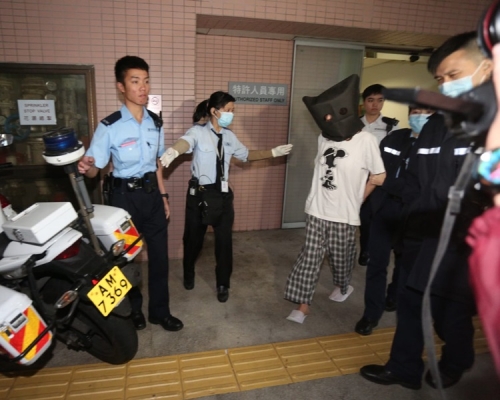 Amina傍晚被警方從醫院帶走。