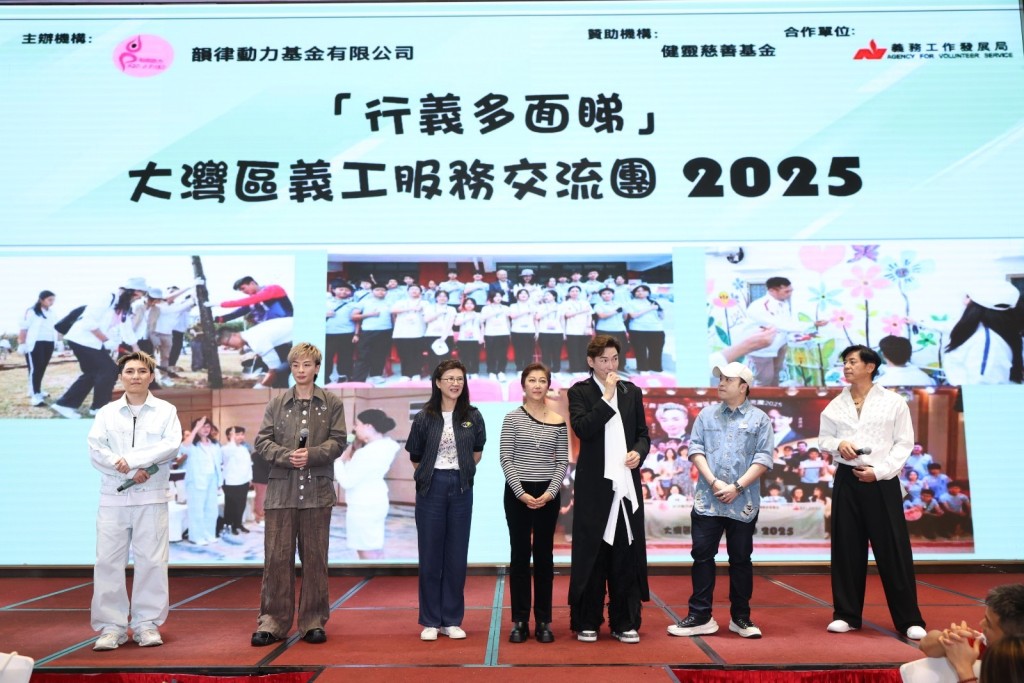 胡渭康(右三)、顏志恒(左二)、劉威煌(左)及何啟南(右)走進「惠州市星星家園互助中心」,與自閉症孩子打非洲鼓、創作泥膠畫。 胡渭康(右三)、顏志恒(左二)、劉威煌(左)及何啟南(右)走進「惠州市星星家園互助中心」,與自閉症孩子打非洲鼓、創作泥膠畫。