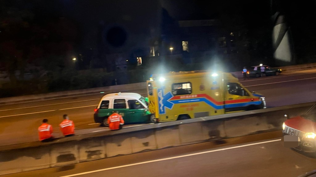屯門公路有的士撞向救護車車尾。Facebook屯門公路塞車注組圖片