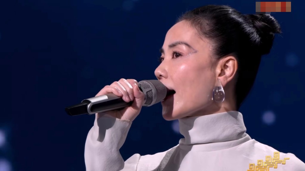 王菲在今年央視春晚所配戴的耳環，再次成為網絡熱話。央視截圖